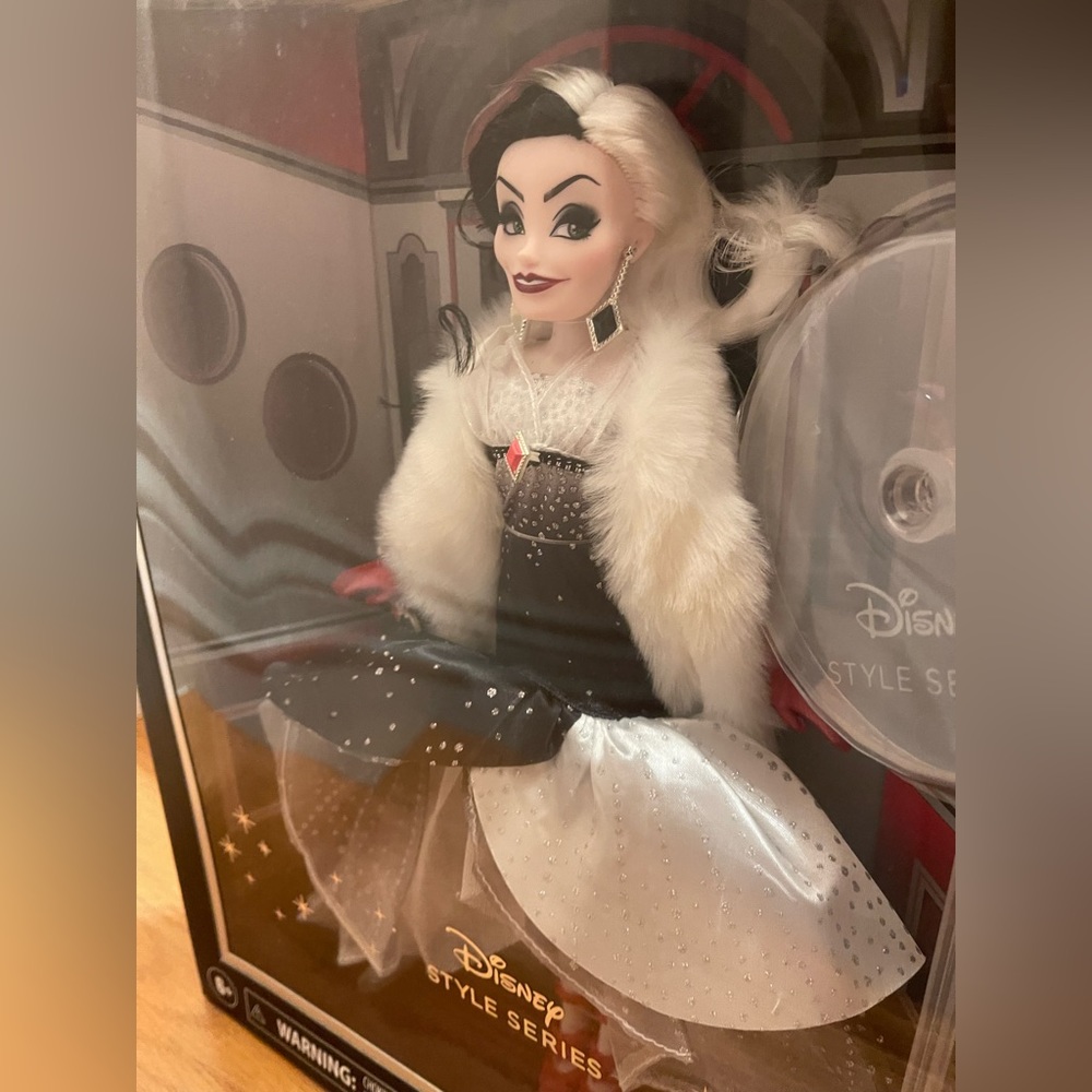 NWT Disney Villains Style Series Cruella De Vil DOLL BNIB Collectors - Picture 3 of 4
